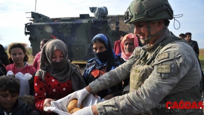 Birçok noktasında günlük ekmek dağıtımı devam ediyor