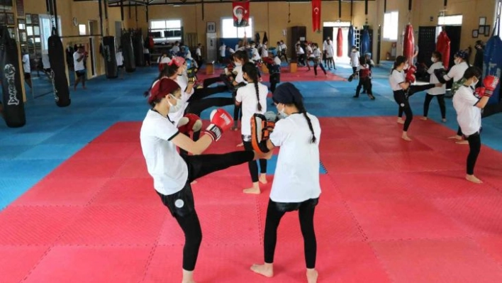 Muaythai sporuyla hayata tutunan çocuklardan muhteşem başarı