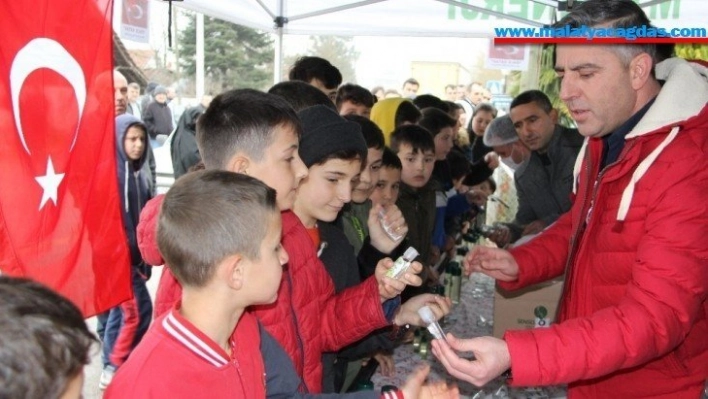 Muhtar fırsatçılara inat kolonyayı 1 liraya sattı