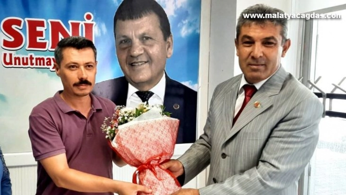 Muhtar Taş'tan gazetecilere çiçek