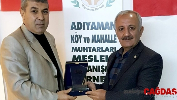 Muhtarlardan Başkan Şahan'a plaket