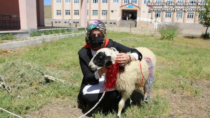 Muhtarlardan okul birincisi olan öğrenciye kuzu