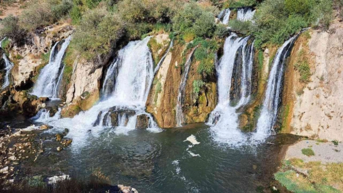 Muradiye Şelalesi görenleri hayran bırakıyor