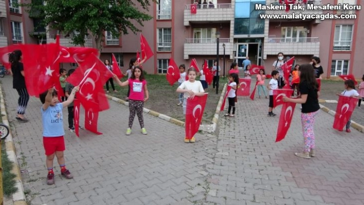 Muş'ta 19 Mayıs balkonlardan kutlandı