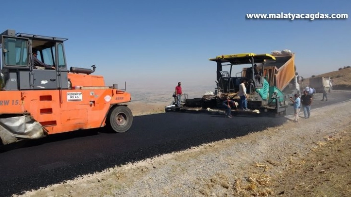 Muş'ta 2 bin 850 rakımdaki köy yolları sıcak asfaltla kaplandı