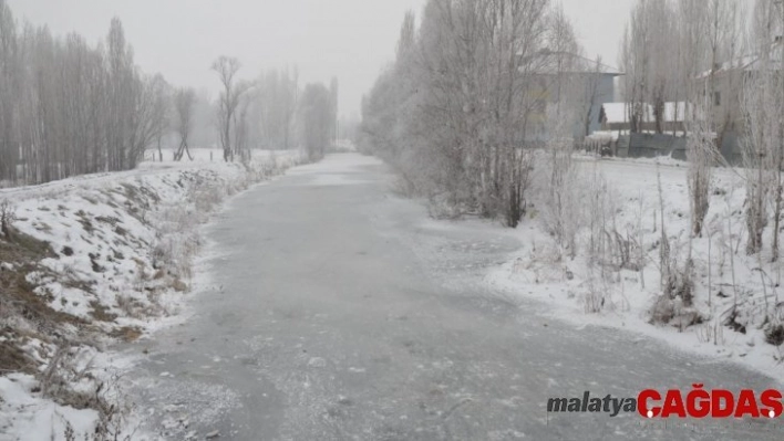 Muş'ta Karasu Nehri dondu