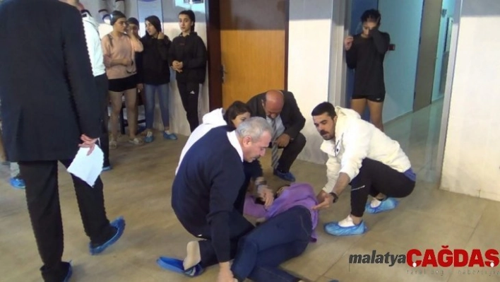 Müsabakalarda bayılan sporcunun yardımına Gençlik ve Spor İl Müdürü yetişti