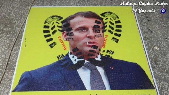 Müşteriler Macron'un fotoğrafına basıp geçiyor