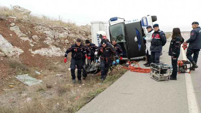 Nakliye kamyonu devrildi, 1 kişi hayatını kaybetti