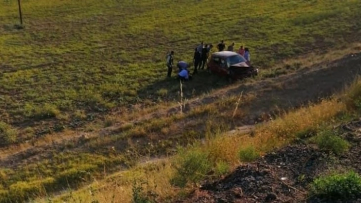 Nallıhan'da bir araç tarlaya uçtu: 3 yaralı