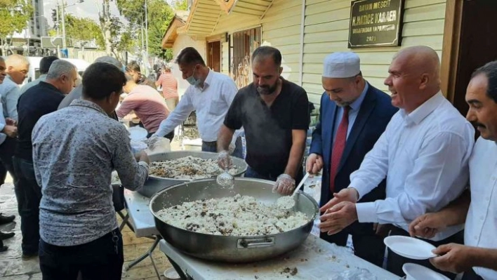 Namaz sonrası pilav ve ayran ikramında bulunuldu