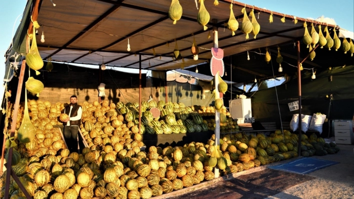 Narmikan kavunu tezgahlarda yer almaya devam ediyor