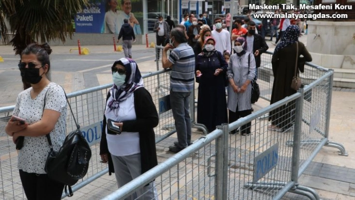 Ne korona ne de kısıtlama kuyruğa engel olamadı