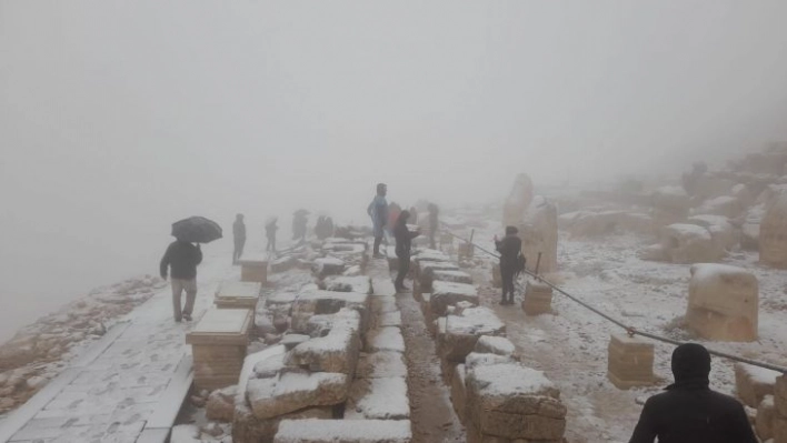 Nemrut'ta turistlere kar sürprizi