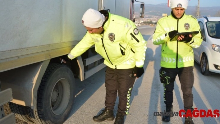 Niksar'da trafik ekipleri kış lastiği uygulaması yaptı