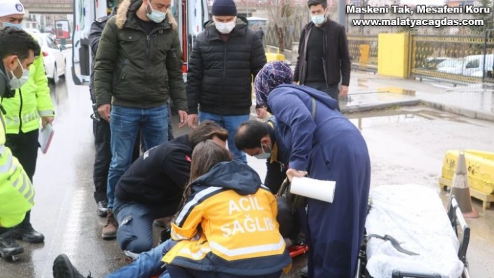 Oğlu polis memuruna çarpan anne, gözyaşı içerisinde yaralının başında bekledi