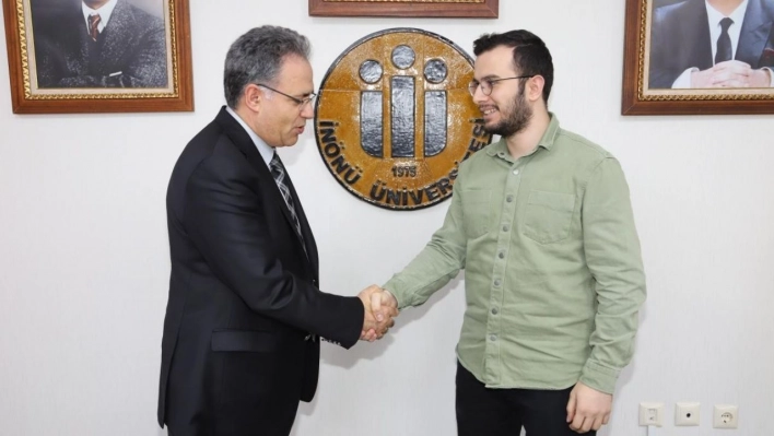 Öğrenci Senato Başkanlığına tıbbiyeli öğrenci