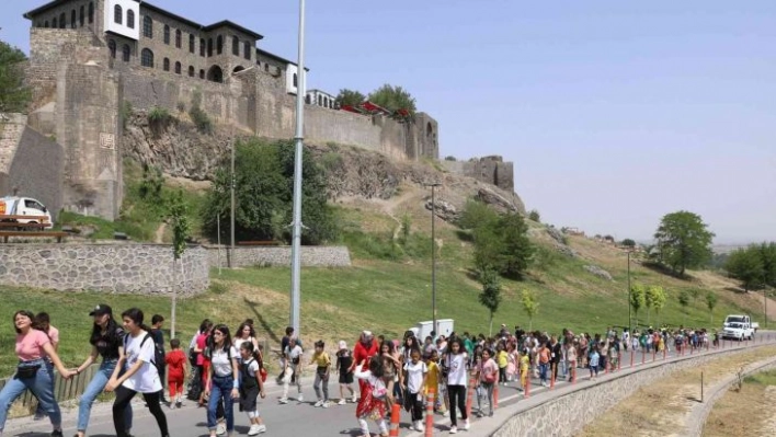 Öğrenciler 'En Temiz Diyarbakır' için sur diplerini temizledi