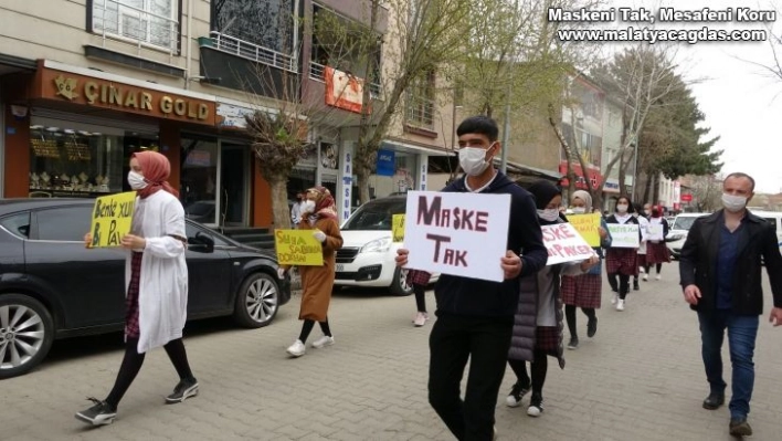 Öğrenciler Covid-19'a dikkat çekmek için yürüdü