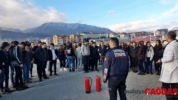 Öğrenciler yangın söndürmeyi öğrendi