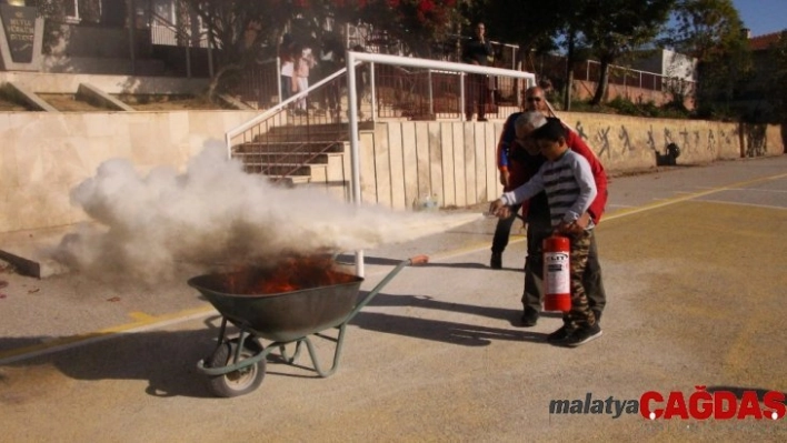 Öğrencilere yangın tatbikatı eğitimi