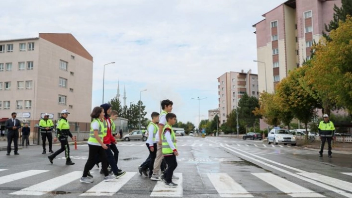 Öğrencilerin güvenliği için trafik işaretleri yenilendi