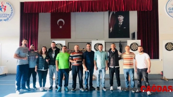 Öğretmenler dartta hünerlerini sergiledi