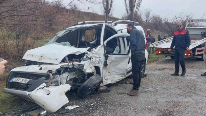 Öğretmenleri taşıyan servisi kaza yaptı: 1'i ağır 7 yaralı