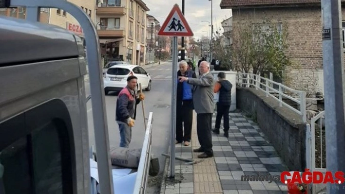 Okul önlerine öğrenci geçiş tabelası