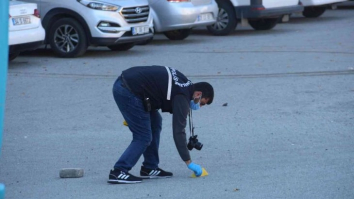 Okul önündeki kavgada liseli genç polise ateş açarak kaçtı