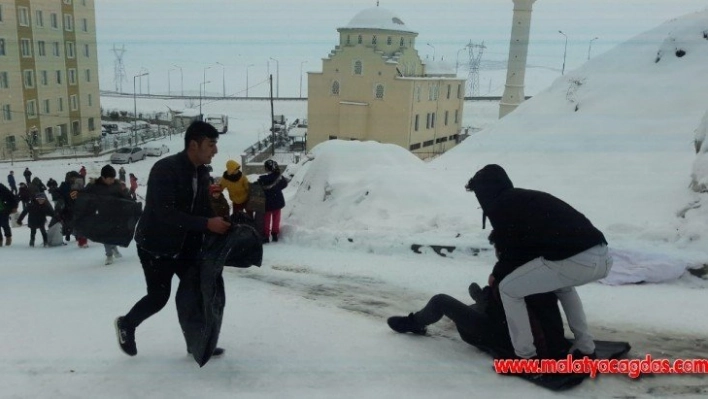 Okullar tatil oldu, çocuklar karın keyfini çıkardı