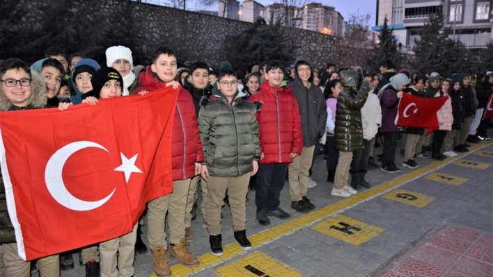 Okullarda şehitler için saygı duruşunda bulunuldu