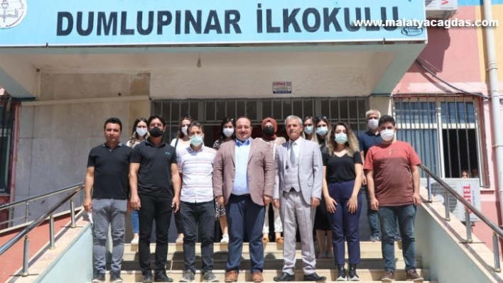 Okulun ilk gününde öğrencileri yalnız bırakmadı