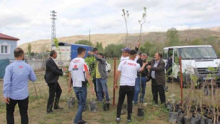 Ölen babası için ilginç bir hayır yaptı