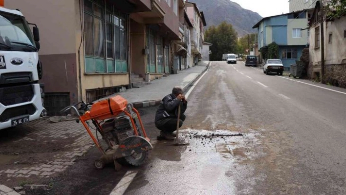 Oltu'da asfaltın sıcağı kurumadan kestiler