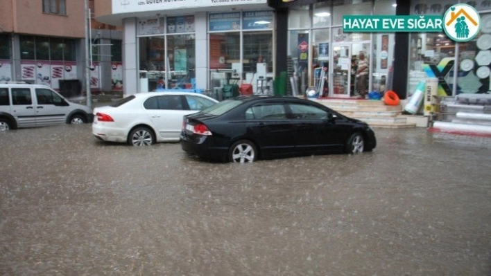 Oltu'da dolu ve sağanak yağış etkili oldu