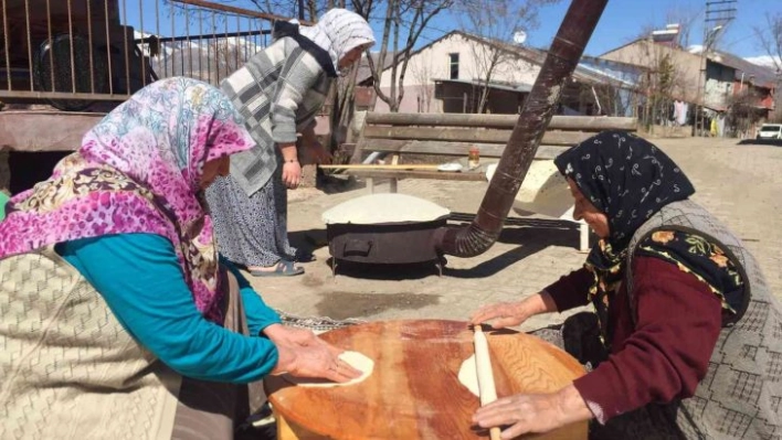 Oltu'da kadınların Ramazan yufkası mesaisi