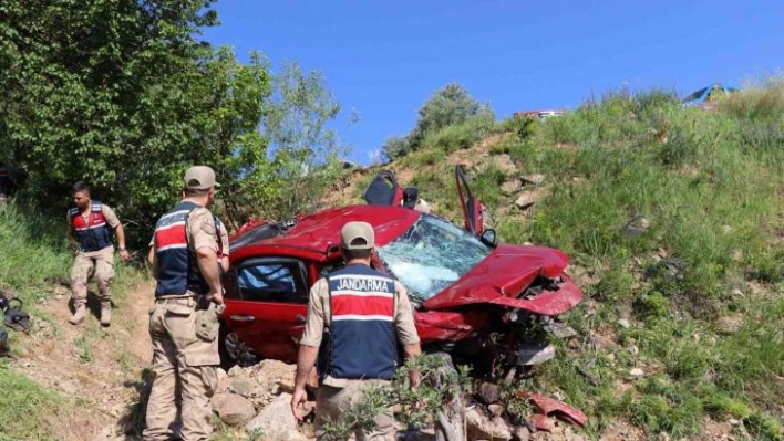 Oltu'da otomobil şarampole yuvarlandı: 2 ölü, 3 ağır yaralı