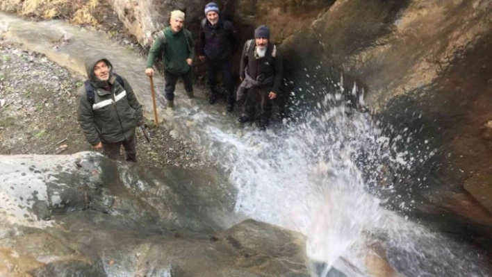 Oltulu doğa severler Gümüş Deresinde yürüdü