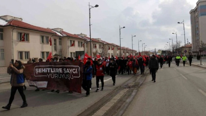 Onlarca kişi bir araya geldi, şehitler için yürüdü