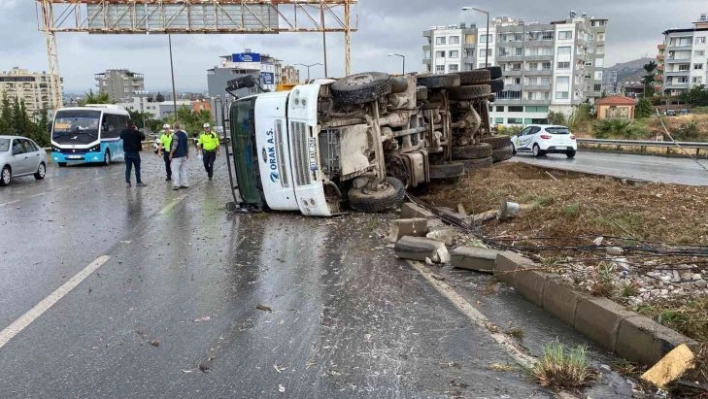 Önüne ambulans çıkan kamyon refüje çarpıp yan yattı