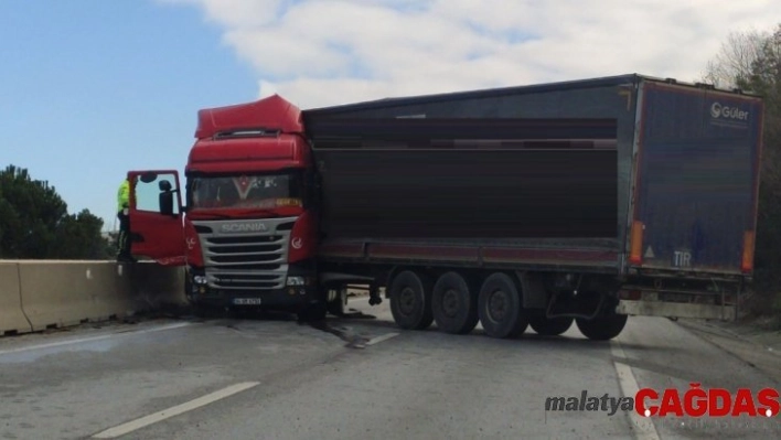 Orta refüje çarpan TIR yolu kapattı, trafik durdu