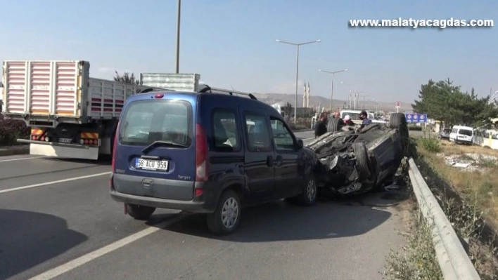 Orta refüjü aşıp karşı yöndeki otomobille kafa kafaya çarpıştı: 2 yaralı