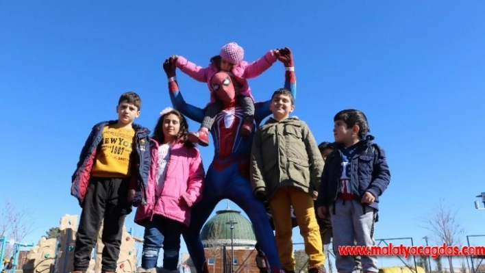 Örümcek Adam depremzede çocukları eğlendirdi