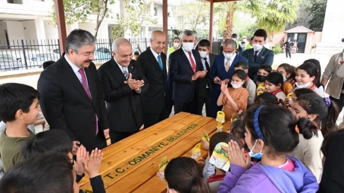 Osmaniye Belediyesinden öğrencilere ahşap piknik masası