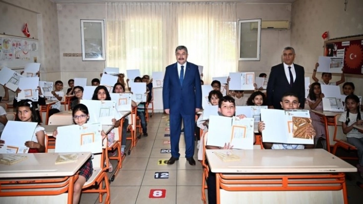 Osmaniye'de 135 bin öğrenci karne heyecanı yaşadı