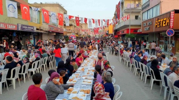 Osmaniye'de binlerce kişi iftar sofrasında bir araya geldi