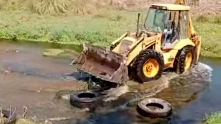 Osmaniye'de çevre kirliliğine neden olan lastikler dere yatağından temizlendi