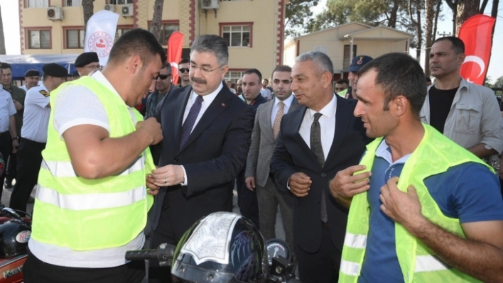 Osmaniye'de motosiklet sürücülerine 'reflektif yelek' dağıtıldı