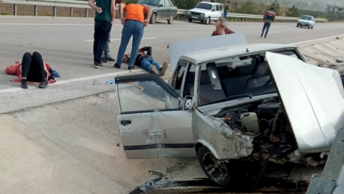 Osmaniye'de otomobil bariyerlere çarptı: 1'i ağır 4 yaralı